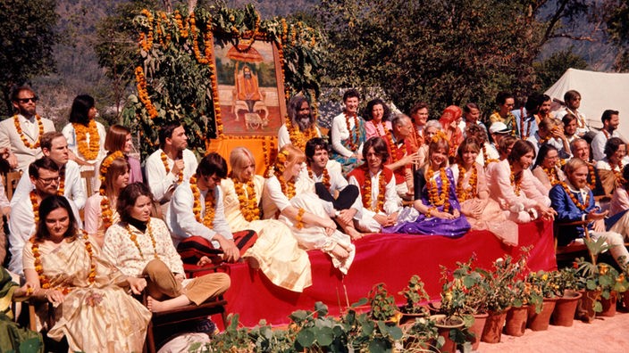 Der Guru Maharishi und die Beatles bei einer Zeremonie.
