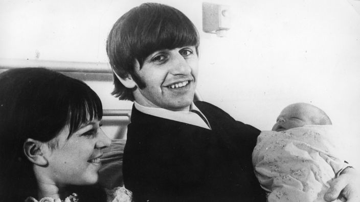 Ringo Starr Musiker von The Beatles mit seiner Frau Maureen Cox und dem Neugeborenen Sohn 1965.