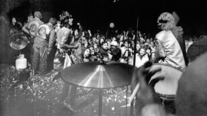Keith Richards (li.) und Mick Jagger mit Hells Angels auf der Bühne in Altamont