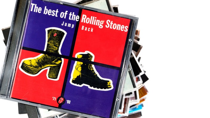 Stapel mit Rolling-Stones-CDs