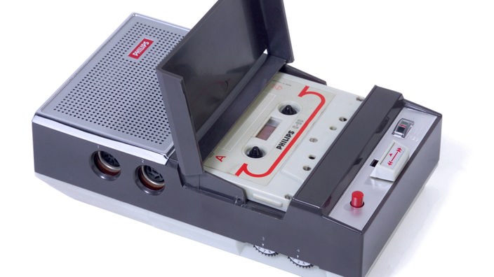 Der erste Kassettenrekorder der Welt EL 3300 wurde 1963 von der Firma Philips herausgebracht.