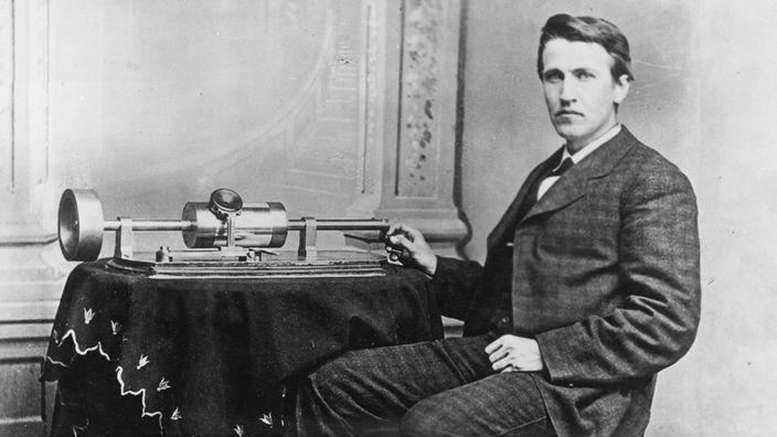 Das Bild zeigt den Erfinder Thomas Alva Edison mit dem Phonographen