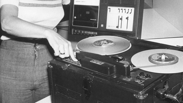 Magnetophon auf der Funkausstellung in Berlin 1975. | Bildquelle: dpa. Magnetophon auf der Funkausstellung in Berlin 1975.
