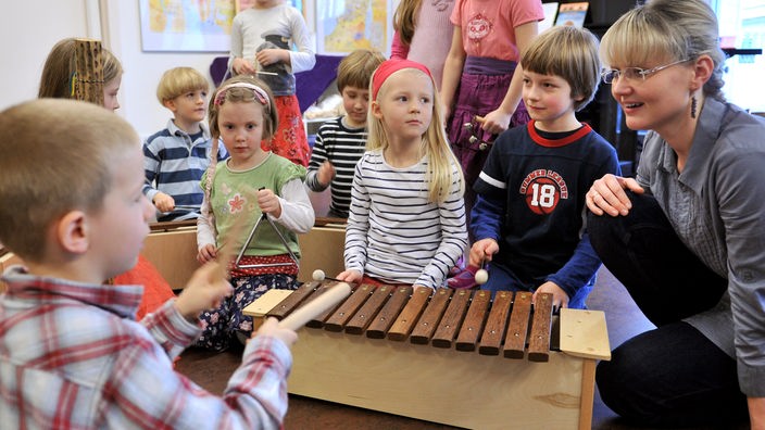 In einer Kita musizieren Kinder gemeinsam