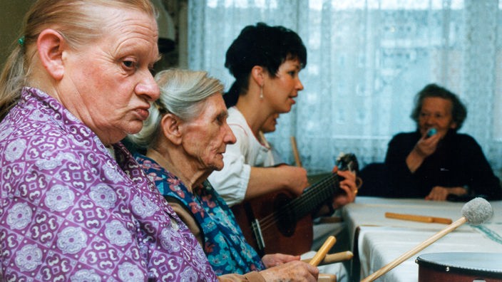 Seniorinnen machen gemeinsam Musik
