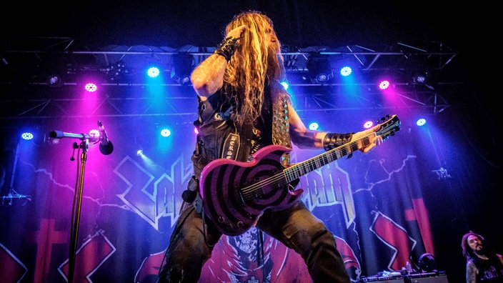 Die Black Sabbath Coverband Zakk Sabbath bei einem Auftritt in Toronto. | Bildquelle: Imago Die Black Sabbath Coverband Zakk Sabbath bei einem Auftritt in Toronto.