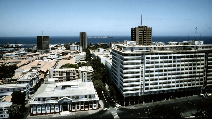 Panorama über Dakar mit Blick bis zum Meer | Bildquelle: WDR/version/Rolf Maro Panorama über Dakar mit Blick bis zum Meer