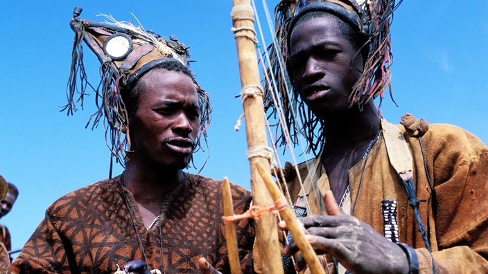 Zwei Musiker in Mali an einem bauchigen Saiteninstrument. | Bildquelle: Mauritius Zwei Musiker in Mali an einem bauchigen Saiteninstrument.
