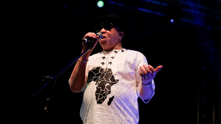 Salif Keita bei einem Konzert | Bildquelle: AFP/Gulshan Khan Salif Keita bei einem Konzert