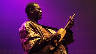 Westafrikanischer Musiker während eines Konzerts