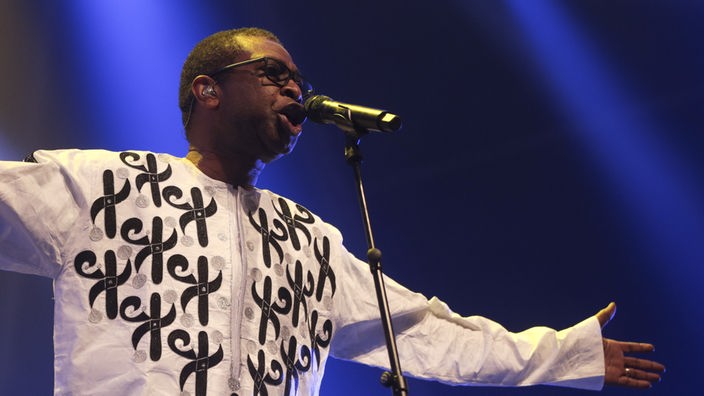 Youssou N'Dour singt in ein Mikrofon