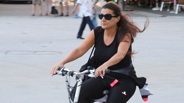 Cecilia Bartoli mit dem Fahrrad auf dem Weg zur Vorstellung