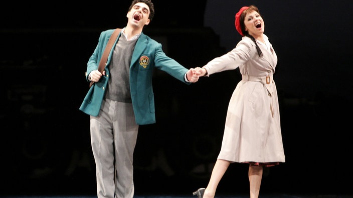 Die russische Sopranistin Anna Netrebko in der Rolle der Manon Lescaut singt neben dem mexikanischen Tenor Rolando Villazon in der Rolle des Chevalier des Grieux der Oper "Manon" in der Staatsoper unter den Linden in Berlin. | Bildquelle: dapd/Michael Kappeler Die russische Sopranistin Anna Netrebko in der Rolle der Manon Lescaut singt neben dem mexikanischen Tenor Rolando Villazon in der Rolle des Chevalier des Grieux der Oper "Manon" in der Staatsoper unter den Linden in Berlin.