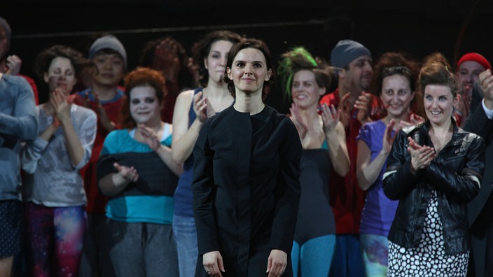 Schlußapplaus für die Darsteller bei der Opernpremiere von Gioachino Rossinis "Le Comte Ory" | Bildquelle: picture alliance / SZ Photo Schlußapplaus für die Darsteller bei der Opernpremiere von Gioachino Rossinis "Le Comte Ory"
