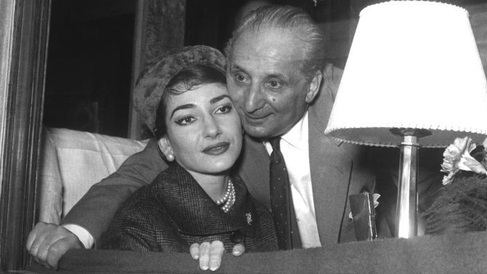 Maria Callas und ihr Ehemann Giovanni Battista Meneghini in einem Luxus-Zugabteil.