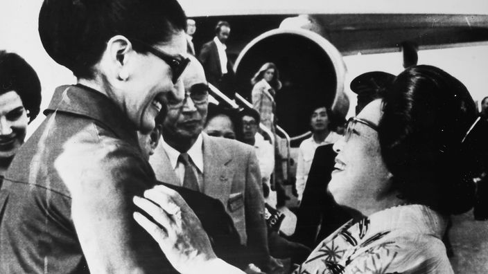 Maria Callas wird auf dem Flughafen von Tokio von Opernsängerin Nobue Kobayashi (rechts) begrüßt 
