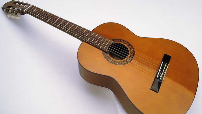 Gitarre mit Holzklangkörper.
