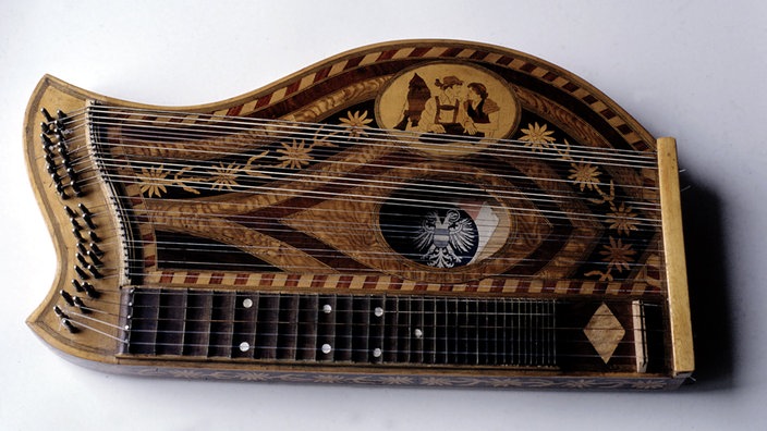 Zither auf einem Tisch | Bildquelle: INTERFOTO Zither auf einem Tisch