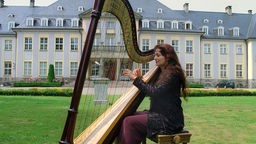 Annie Lavoisier mit ihrer Harfe auf Gut Altenhof