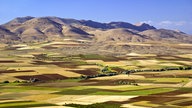 Anatolische Ebene mit Bergen im Hintergrund