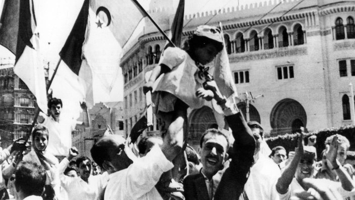 Schwarzweiß-Bild: Jubelnde Menschen in Algerien | Bildquelle: dpa/picture-alliance/EPU Schwarzweiß-Bild: Jubelnde Menschen in Algerien