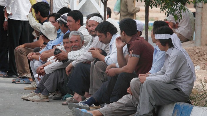 Arbeiter warten auf Arbeitsangebote an einer Strassenkreuzung in Aran, Iran.