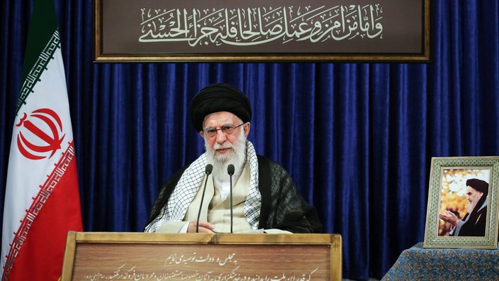 Ali Chamenei bei einer Fernsehansprache zum 31. Todestags von Ayatollah Khomeini. | Bildquelle: Imago Ali Chamenei bei einer Fernsehansprache zum 31. Todestags von Ayatollah Khomeini.