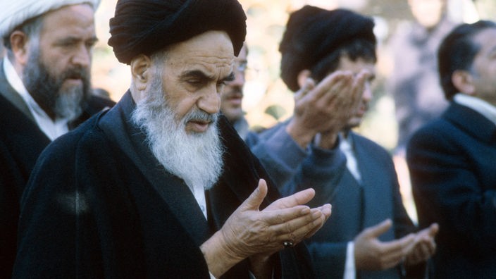 Ayatollah Khomeini bei einem Gebet im Exil in Pontchartrain (1978).