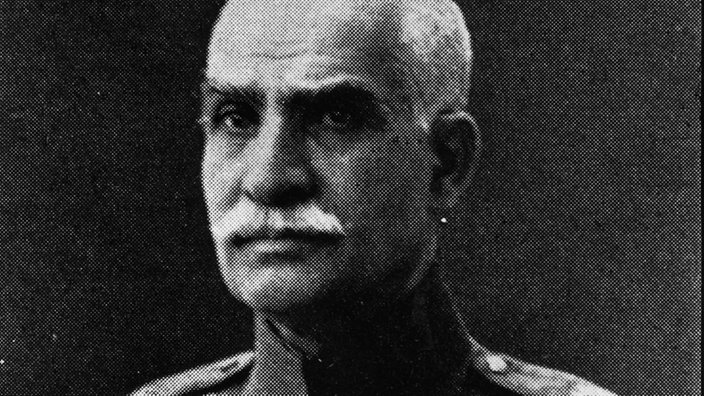 Reza Schah Pahlavi, der Schah von Iran, in Galauniform (1937) | Bildquelle: picture-alliance / akg-images Reza Schah Pahlavi, der Schah von Iran, in Galauniform (1937)