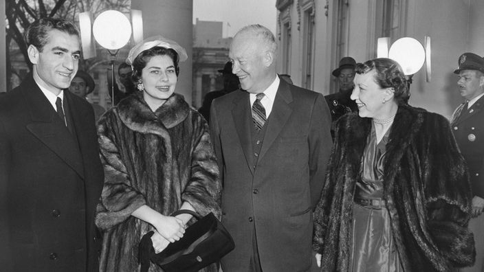 Der Schah Mohammed Reza Pahlavi mit seiner Frau Soraya werden vor dem Weißen Haus vom US-amerikanischen Präsidenten Dwight. D. Eisenhower und seiner Frau Mamie begrüßt (13.12.1954).