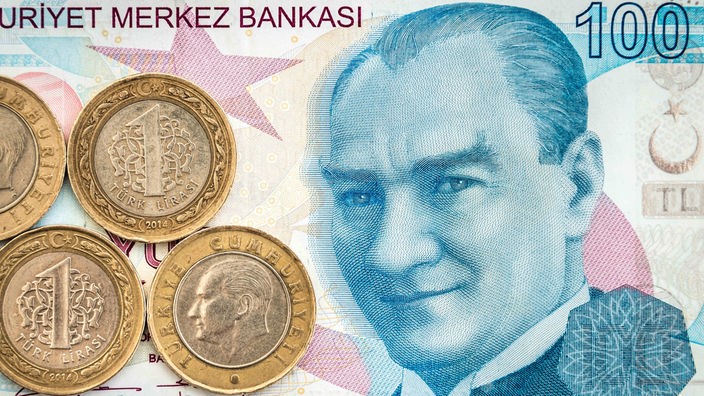 Geldscheine und Münzen mit dem Konterfei Atatürks