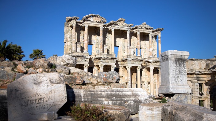 Antiker Tempel in Ephesus | Bildquelle: Mauritius/CuboImages Antiker Tempel in Ephesus