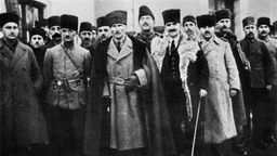 Das Schwarzweiß-Foto aus dem Jahr 1921/22 zeigt Atatürk, umgeben von Offizieren aus seinem Stab