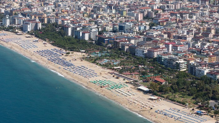 Luftaufnahme auf Strand und Hotelkomplexe von Alanya