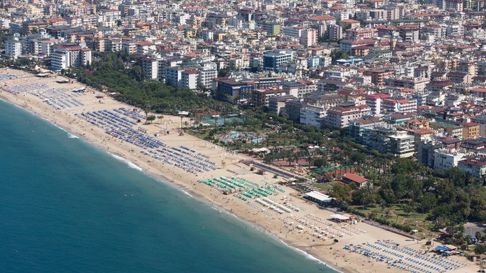 Luftaufnahme auf Strand und Hotelkomplexe von Alanya | Bildquelle: Imago/Panthermedia/Wjarek Luftaufnahme auf Strand und Hotelkomplexe von Alanya