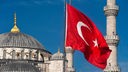 Die türkische Flagge vor der Blauen Moschee in Istanbul