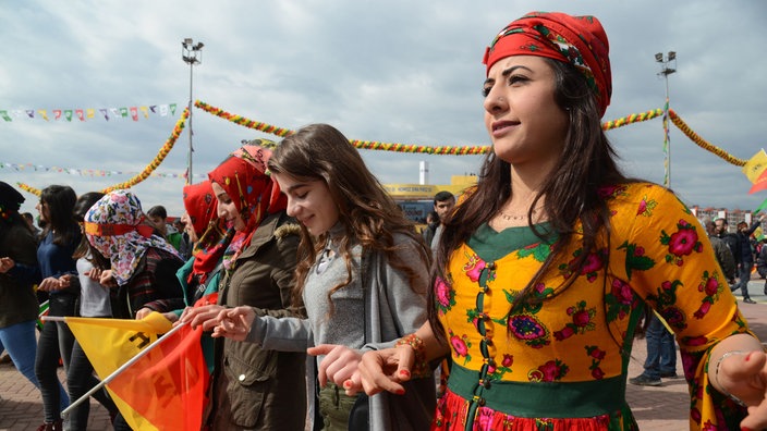 Kurdische Frauen tanzen beim Newroz-Fest | Bildquelle: AFP/Ilyas Akengin Kurdische Frauen tanzen beim Newroz-Fest