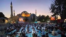 Betende Muslime vor der Hagia Sophia