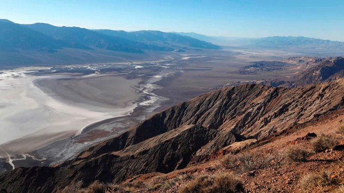 Aussicht vom Aguereberry Point (1951 Meter) im Nationalpark Death Valley auf das Death Valley mit den Salzebenen von Badwater und Devil's Golf Course.