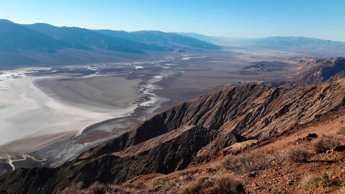 Aussicht vom Aguereberry Point (1951 Meter) im Nationalpark Death Valley auf das Death Valley mit den Salzebenen von Badwater und Devil's Golf Course. | Bildquelle: AFP/Rhona Wise Aussicht vom Aguereberry Point (1951 Meter) im Nationalpark Death Valley auf das Death Valley mit den Salzebenen von Badwater und Devil's Golf Course.