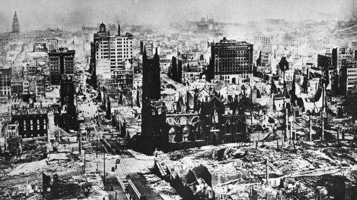 Historische Schwarzweiß-Aufnahme des zerstörten San Franciscos, nach dem Erdbeben vom 18. April 1906.