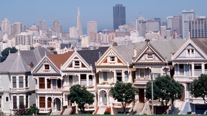 Alte Häuser an der Steiner Street in San Francisco - im Hintergrund sieht man die Skyline der Wolkenkratzer.