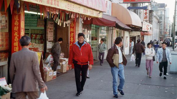 Eine Ladenzeile mit chinesischen Geschäften, Markisen mit chinesischen Schriftzeichen.