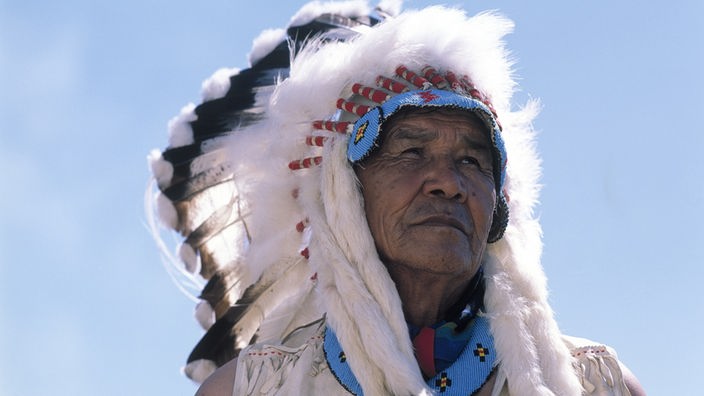 Kanadischer Ureinwohner mit Federschmuck