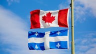 Die Flaggen Kanadas und Québecs übereinander