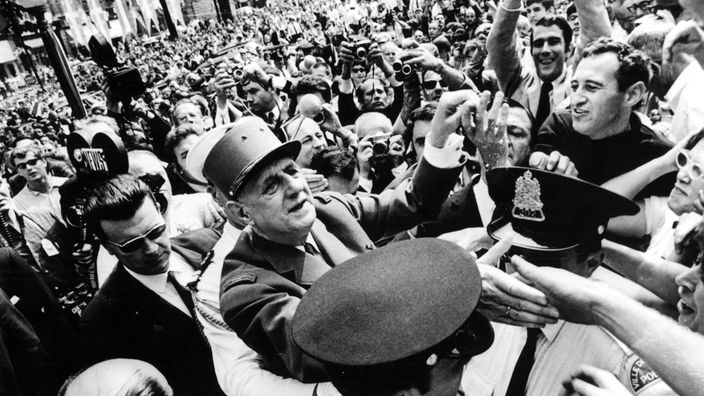 Charles de Gaulle in einer jubelnden Menschenmenge in Québec