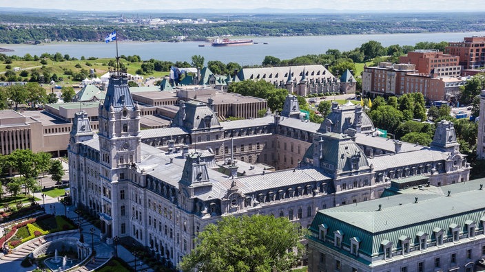 Das Parlamentsgebäude von Québec aus der Luft | Bildquelle: Mauritius/Jeffrey Isaac Greenberg Das Parlamentsgebäude von Québec aus der Luft