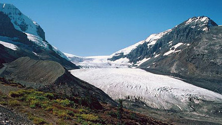 Der Athabasca-Gletscher schiebt sich zwischen zwei Gipfeln ins Tal.