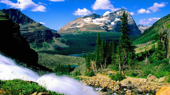Eingebettet in die bergige Landschaft des Yoho Nationalparks liegt der See Lake O'Hara. | Bildquelle: dpa Picture-Alliance / Patrick Trsgardh Eingebettet in die bergige Landschaft des Yoho Nationalparks liegt der See Lake O'Hara.