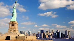 Freiheitsstatue und Skyline von Manhattan